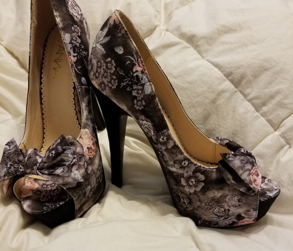 NWOT Beautiful ANNA heels size 8.